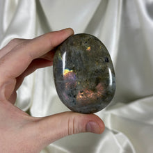 Load image into Gallery viewer, Labradorite Palmstone D