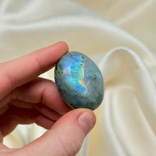 Load image into Gallery viewer, Labradorite Palmstone N