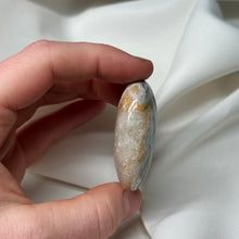 Load image into Gallery viewer, Lace Agate Palmstone