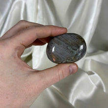 Load image into Gallery viewer, Labradorite Palmstone K