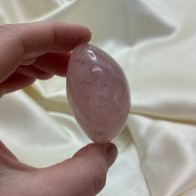 Load image into Gallery viewer, Star Rose Quartz Palmstone C