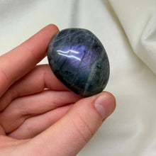 Load image into Gallery viewer, Mermaid Flash Labradorite Palmstone