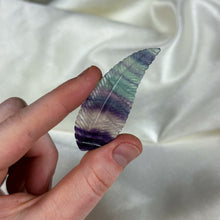 Load image into Gallery viewer, Fluorite Feather Carving B