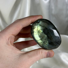 Load image into Gallery viewer, Labradorite Palmstone E