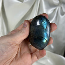 Load image into Gallery viewer, Labradorite Palmstone F