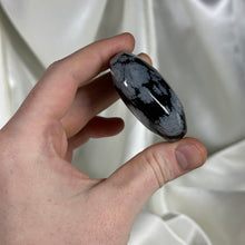 Load image into Gallery viewer, Snowflake Obsidian Palmstone D