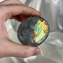 Load image into Gallery viewer, Labradorite Palmstone B