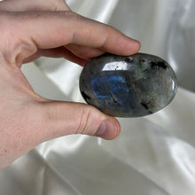 Load image into Gallery viewer, Labradorite Palmstone L
