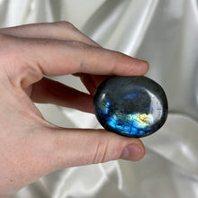 Load image into Gallery viewer, Labradorite Palmstone O