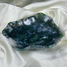 Load image into Gallery viewer, 1lb2oz Moss Agate Bowl Carving