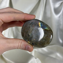 Load image into Gallery viewer, Labradorite Palmstone D