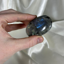 Load image into Gallery viewer, Labradorite Palmstone L