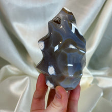 Load image into Gallery viewer, Crystallized Orca Agate Flame (1lb2oz)