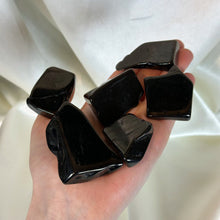 Load image into Gallery viewer, Jet Specimens