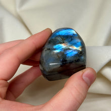 Load image into Gallery viewer, Sea Blue Flash Labradorite Freeform
