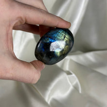 Load image into Gallery viewer, Labradorite Palmstone M