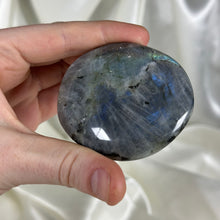 Load image into Gallery viewer, Labradorite Palmstone A