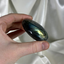 Load image into Gallery viewer, Labradorite Palmstone G
