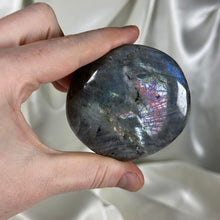Load image into Gallery viewer, Labradorite Palmstone A