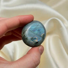 Load image into Gallery viewer, Labradorite Palmstone N