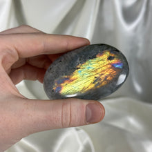 Load image into Gallery viewer, Labradorite Palmstone B