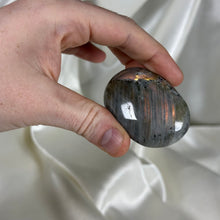 Load image into Gallery viewer, Labradorite Palmstone K