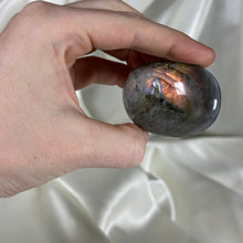 Load image into Gallery viewer, Labradorite Palmstone K
