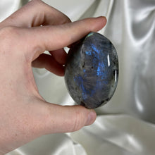 Load image into Gallery viewer, Labradorite Palmstone A