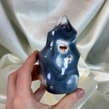 Load image into Gallery viewer, Classic Orca Agate Flame (1lb2oz)