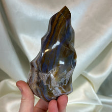Load image into Gallery viewer, Violet Agate Flame (1lb4oz)