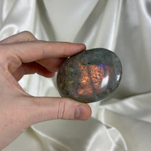 Load image into Gallery viewer, Labradorite Palmstone D
