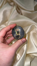 Load image into Gallery viewer, Labradorite Palmstone C