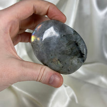 Load image into Gallery viewer, Labradorite Palmstone B