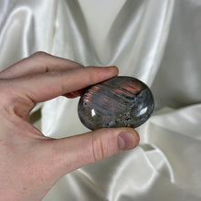 Load image into Gallery viewer, Labradorite Palmstone K