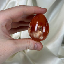 Load image into Gallery viewer, Quartzy Carnelian with Orca Agate Egg Carving