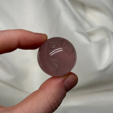 Load image into Gallery viewer, Berry Tone Mozambique Rose Quartz Sphere with double Asterism
