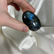 Load image into Gallery viewer, Labradorite Palmstone M