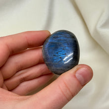 Load image into Gallery viewer, Mermaid Flash Labradorite Palmstone