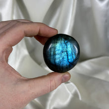 Load image into Gallery viewer, Labradorite Palmstone I
