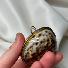 Load image into Gallery viewer, Tiger Cowrie Shell Clutches