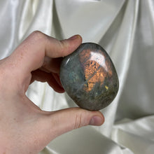 Load image into Gallery viewer, Labradorite Palmstone D