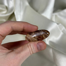 Load image into Gallery viewer, Sunstone Shiva Carving B
