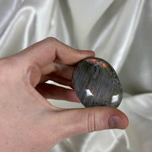 Load image into Gallery viewer, Labradorite Palmstone K