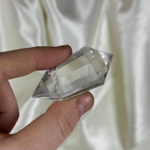 Load image into Gallery viewer, Clear Quartz Vogel H (imperfect)