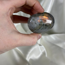 Load image into Gallery viewer, Labradorite Palmstone K