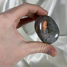 Load image into Gallery viewer, Labradorite Palmstone K