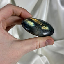 Load image into Gallery viewer, Labradorite Palmstone G