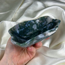 Load image into Gallery viewer, 1lb2oz Moss Agate Bowl Carving