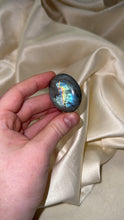 Load image into Gallery viewer, Labradorite Palmstone N