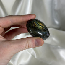 Load image into Gallery viewer, Labradorite Palmstone H